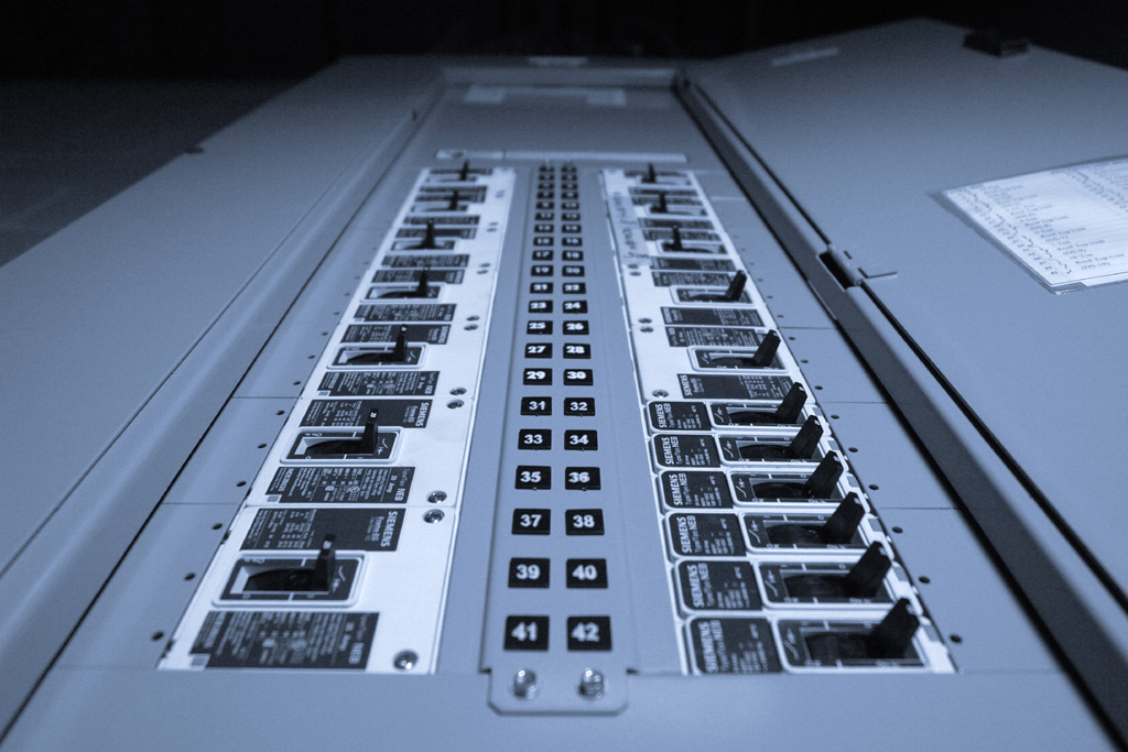 Commercial distribution board for a multi-tenant building